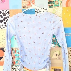 I’m selling a blue floral girls small tee 🌸